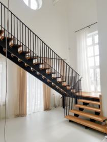лестница в квартире на металлокаркасе, ступени - шпон дуба
