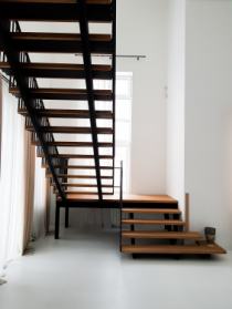 лестница в квартире на металлокаркасе, ступени - шпон дуба